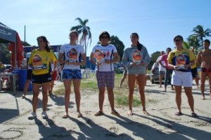 Ana Marcela (centro) na premiaÃ§Ã£o em Bertioga